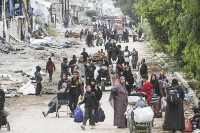 İşgalci İsrail ordusu, Gazze'nin kuzeyindeki Beyt Lahiya'da Filistinlileri zorla göç ettiriyor