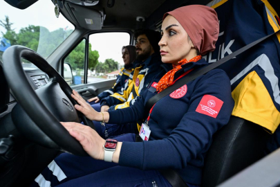 Kadın ambulans şoförleri hayat kurtarmak için zamanla yarışıyor