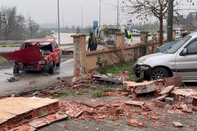 Kaza yapan otomobil bahçe duvarını yıktı! 3'ü çocuk 5 yaralı