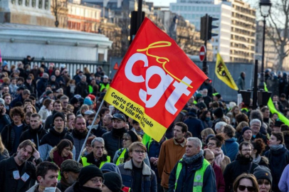 Paris'te market çalışanlarından işten çıkarmalara karşı protesto