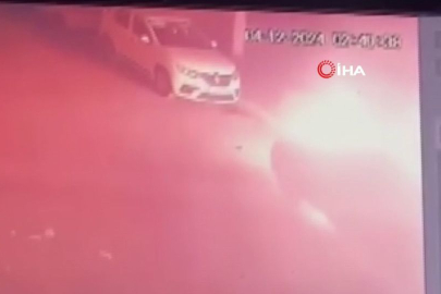 Park halindeki otomobilin kundaklanma anı kameralara yansıdı