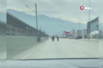 2 motosikletlinin tehlikeli yolculuğu kameraya yansıdı