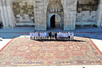 Aksaray'da restore edilen 161,5 metrekarelik tarihi Hereke halısı Hollanda'ya uğurlandı