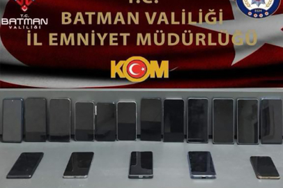 Gümrük kaçağı telefonlar ele geçirildi: 2 gözaltı