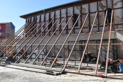 Depremlerde hasar gören ata yadigarı Yeşilyurt Camii Kebir ayağa kaldırılıyor