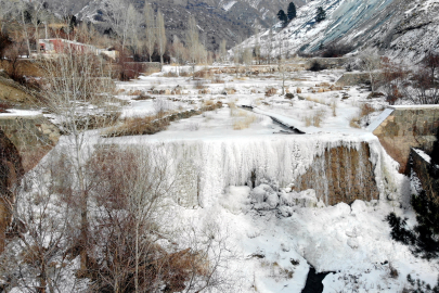 Erzincan’da dereler buz tuttu