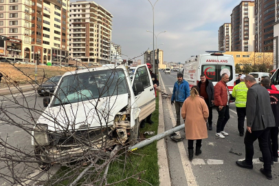 Hakimiyetini kaybeden araç aydınlatma direğine çarparak durabildi: 1 yaralı