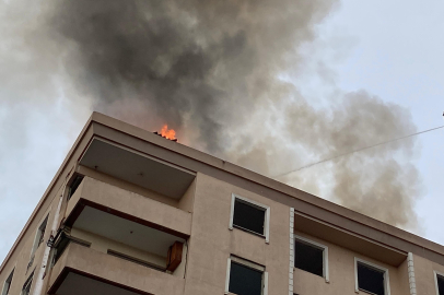 İstanbul'da apartmanın çatısında çıkan yangın mahalleliyi korkuttu