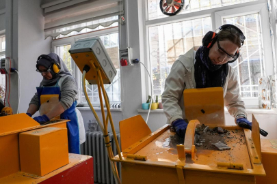 Kadınların doğada topladığı taşlar tescilli takılara değer katıyor