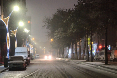 Bitlis Tatvan'da gece yarısı başlayan kar yağışı ilçeyi beyaza bürüdü