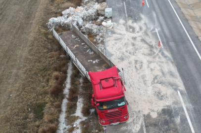 Tonlarca geri dönüşüm malzemesi yolu kapattı! Geri dönüşüm malzemesi yüklü tır devrildi