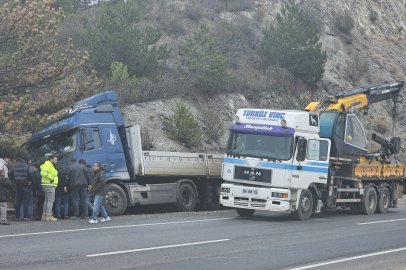 Ankara'da lastiği patlayan tır bariyerlere çarptı