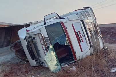 Kırıkkale'de tuz yüklü tır şarampole devrildi