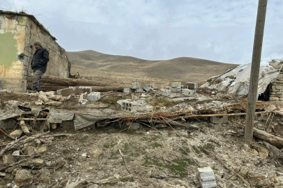 Ahır çöktü: 30 küçükbaş hayvan telef oldu