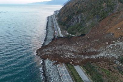 Artvin'de heyelan sonucu Karadeniz Sahil Yolu ulaşıma kapandı