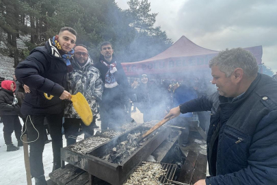 Bolu'daki festivalde 2 ton ücretsiz hamsi dağıtıldı