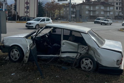 Afyonkarahisar'da korkutan kaza! Tofaş otomobil kağıt gibi ezildi