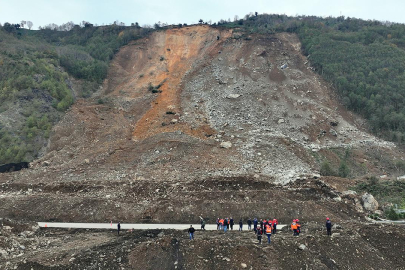 Artvin'de heyelanla kapanan yol için çalışmalar sürüyor