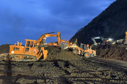 Artvin'de kapanan Karadeniz Sahil Yolu tek şeritten ulaşıma açıldı