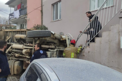 Bursa'da freni boşalan belediyeye ait kamyon dehşet saçtı!