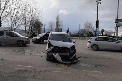 Bursa'da hafif ticari araçla otomobil çarpıştı! 1'i çocuk 2 yaralı