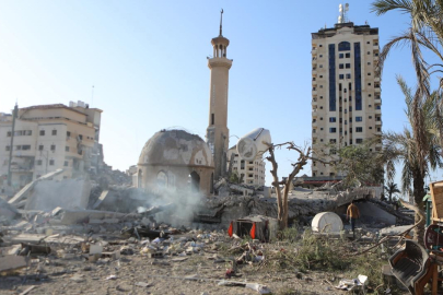 İsrail askerleri, Gazze'nin güneyinde daha önce bombaladığı El-İstikame Camisi'nin minaresini yıktı