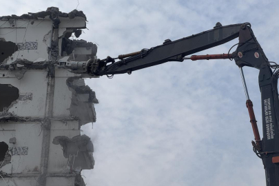 Kahramanmaraş'ta ağır hasarlı binaların yıkımı devam ediyor