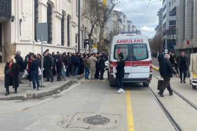 Kalp krizi geçiren yaşlı adama çevreden geçen hemşire müdahale etti