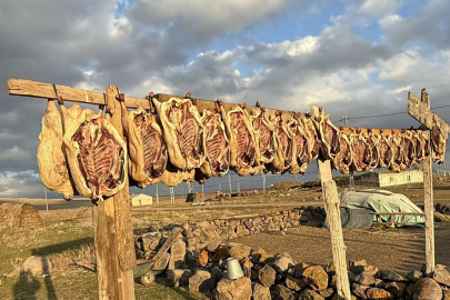 Kars’ta kazlar tellerde kurutuluyor