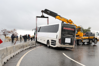  Muğla'da kaza yapan otobüs trafiği felç etti