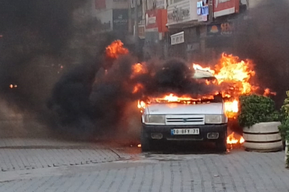 Balıkesir'de park halindeki araç alev aldı!