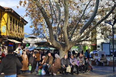 Bursalılar güzel havanın keyfini çarşıda ve tarihi çınarda çıkardı