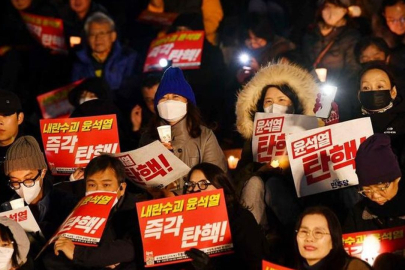 Güney Kore Devlet Başkanı Yoon, K-Pop müziği eşliğinde protesto edildi