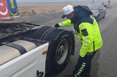 Kars'ta jandarma ekipleri kış lastiği denetimi gerçekleştirdi