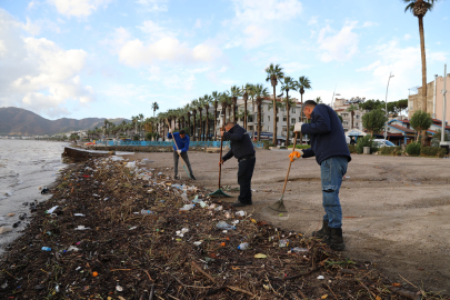 Marmaris’te fırtına sonrası sahil temizliği