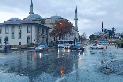 Şiddetli yağmur Edirne'de hayatı olumsuz etkiledi