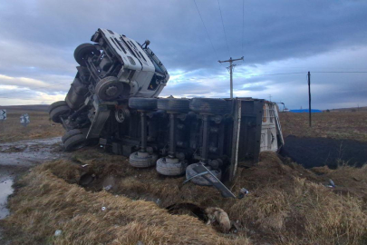 Çorum-Yozgat kara yolunda 2 TIR devrildi