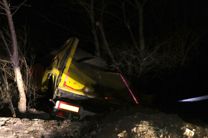 Samsun'da yoldan çıkan tır uçuruma yuvarlandı