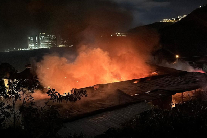 Tonlarca tekstil malzemesinin bulunduğu fabrikada yangın