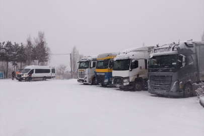 Ardahan'da iki kara yolu tipi nedeniyle tırlara kapatıldı