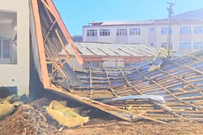 Adıyaman'da fırtına çatıları uçurdu