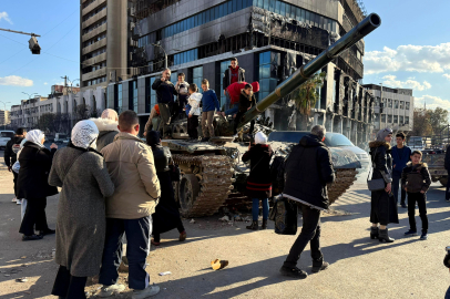 Esad'ın tankları çocuklara oyuncak oldu