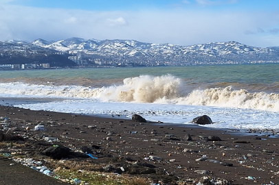 Karadeniz’in hırçın dalgaları yürüyüş yoluna zarar verdi