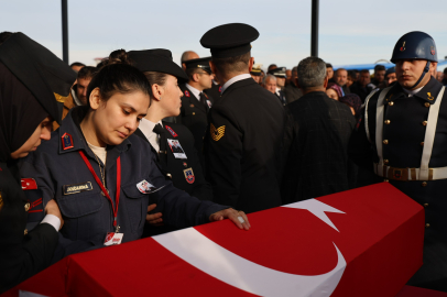 Adana şehidini dualarla uğurladı