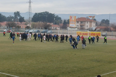 Amatör maçta saha karıştı, polis ekipleri güçlükle ayırdı