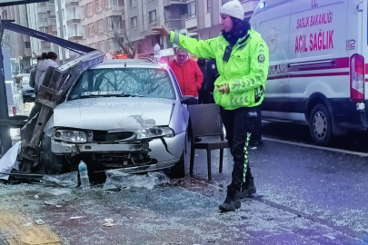 Ankara’da otomobil otobüs durağına çarptı