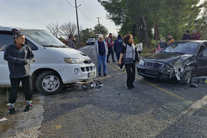 Milas'ta minibüs ile otomobil çarpıştı: 3 yaralı