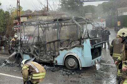 İstanbul'da seyir halindeki minibüs alev alev yandı