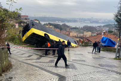 Yokuş aşağı kayan İETT otobüsü evin bahçesine düştü