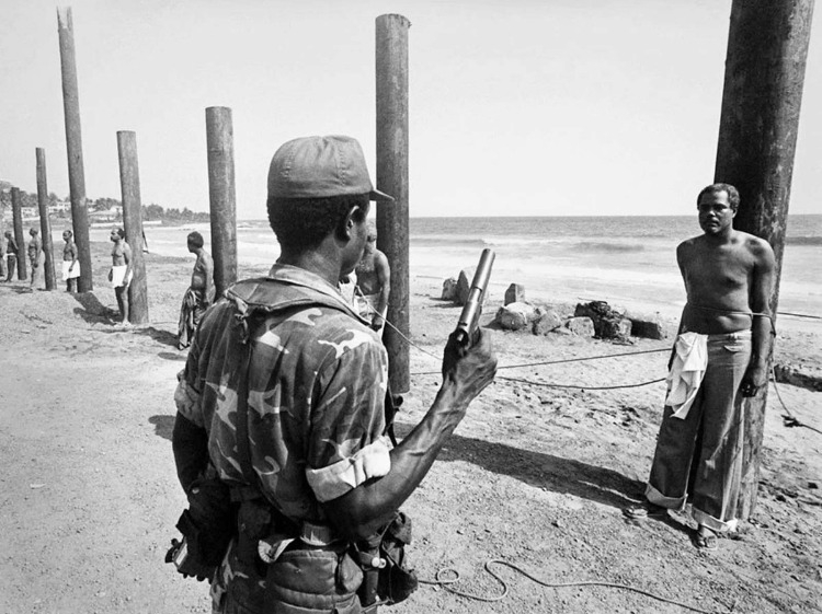 4. 1980 darbesi sonrası, Liberya ordusundan bir asker eski bir bakanı idam etmeye hazırlanıyor.